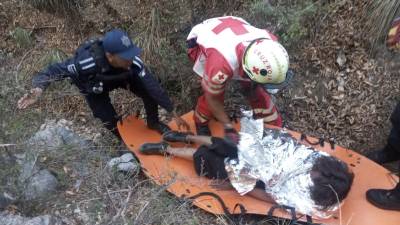 La mujer presentaba síntomas de hipotermia y deshidratación, tras permanecer horas expuesta al frío en el barranco.