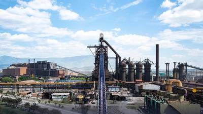 Héctor Garza, representante de los acreedores laborales, destacó la necesidad de transparencia en el proceso y la preocupación social que genera la incertidumbre sobre la subasta.