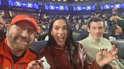 Laurence Leavy, conocido como Marlins Man, compartió una selfie con Dua Lipa y Callum Turner durante el partido entre Yankees y Rays, sin saber inicialmente que estaba junto a dos celebridades internacionales.