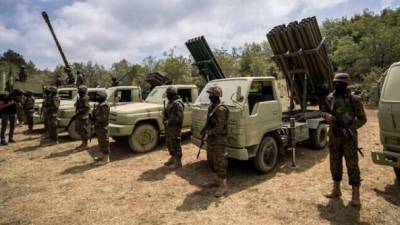 Las fuerzas israelíes dijeron que no hubo heridos por las más de dos docenas de cohetes de Hezbolá, ya que algunos cayeron en espacio abierto