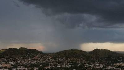 El monzón mexicano seguirá sobre el noroeste de México y ocasionará lluvias fuertes a muy fuertes con posibles granizadas.