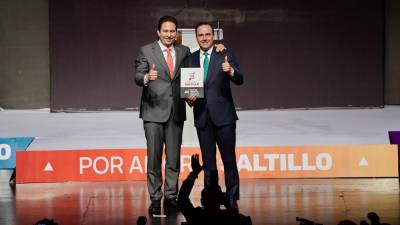 Javier Díaz fue acompañado por el gobernador Manolo Jiménez en su toma de protesta ciudadana en el teatro Fernando Soler.