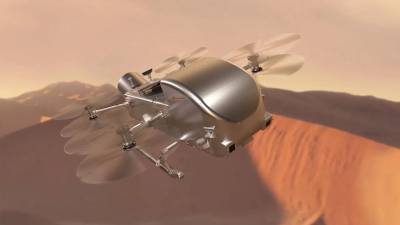 Imagen artística de Dragonfly volando sobre las dunas de Titán, la luna de Saturno. La NASA anunció que su misión de helicóptero Dragonfly será lanzada en julio de 2028.