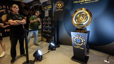 Majestuoso luce el trofeo que se entregará al club campéon del Mundial de Clubs, a jugarse en junio.