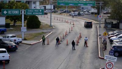 Elementos de seguridad coordinan el orden en el cruce masivo de vehículos hacia México por Coahuila.