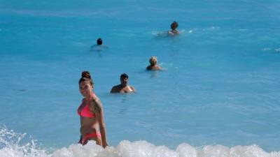 Turistas disfrutan de las playas en este día de Navidad en el caribe mexicano.