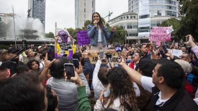 Alessandra Rojo De la Vega en un mitin en la Diana Cazadora cerrando la Avenida Reforma para hablar sobre la anulación de la elección en la alcaldía Cuauhtémoc por supuesta violencia de género.