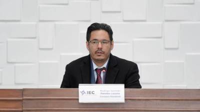 Rodrigo Paredes, titular del IEC, es señalado por cometer irregularidades administrativas.