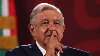 De acuerdo con Carlos Loret de Mola, la operación que llevó a la quiebra a la financiera estuvo a cargo de Gabriel García, actual senador, y fue instrumentada por Baldemar Hernández, cercano a AMLO.