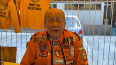El rescatista mexicano Héctor Méndez habla en una entrevista con EFE este sábado, donde aseguró haber estado en los eventos más catastróficos de Venezuela en los últimos 30 años, en Caracas, Venezuela.