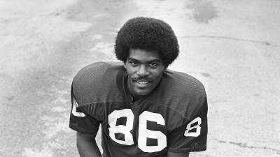 El jugador de fútbol de los St. Louis Cardinals, Marlin Briscoe (86), se muestra en agosto de 1975. Marlin Briscoe, el primer mariscal de campo titular negro en la Liga de Fútbol Americano.