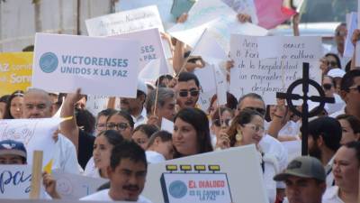 Los organizadores convocaron a guardar un minuto de silencio en memoria de las personas que han perdido la vida a causa de la violencia.