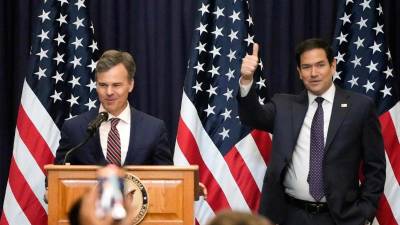 John Barret (izquierda), próximo Encargado de Negocios de la Embajada de los Estados Unidos en Caracas junto al secretario de Estado de EU, Marco Rubio.