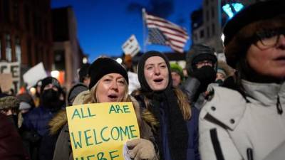 Los trabajadores y sindicatos de Maine afirmaron que ICE está discriminando racialmente a las personas y ha creado un entorno en el que las personas de color están bajo “una ocupación” que impide su libertad de movimiento.