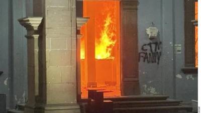 Frente al Palacio Municipal, manifestantes rompieron puertas, vidrios y entraron al inmueble donde provocaron un incendio en la planta baja del inmueble.