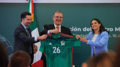 Yon de Luisa, presidente de la Federación Mexicana de Futbol; Marcerlo Ebrard, titular de la Secretaría de Relaciones Exteriores; y Karla Díaz, primera árbitra mexicana que participará en un mundial de fútbol.