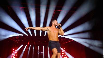 Fiesta. Dan Reynolds encendió el ambiente del FIFA Fan Fest de Monterrey ante una multitud que abarrotó el Parque Fundidora.