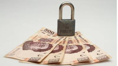 Las empresas están tomando mayor cautela para realizar inversiones ante la incertidumbre que existe en diferentes ámbitos políticos y comerciales.