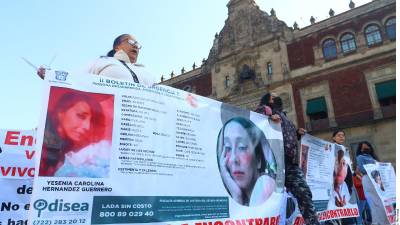 Familiares de personas desaparecidas protestaron el viernes en la CDMX, frente a Palacio Nacional.
