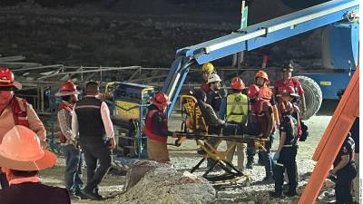 La caída de una estructura de una de las columnas de la Línea 4 del Metro dejó un saldo de cuatro trabajadores lesionados y la movilización de las puestos de auxilio, en la Colonia Obispado.