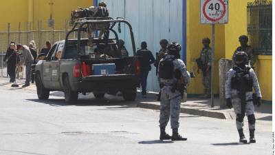 La misma carroza de la funeraria J. García López que recogió el cuerpo del “Mencho” en el Centro Pericial de la CDMX el sábado, apareció ayer en la funeraria custodiada en Guadalajara.