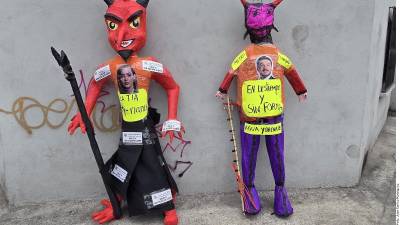 La piñada de MAriana Rodríguez portaba el mensaje “Tía Paty-rianis”, alusivo al reciente fraude.