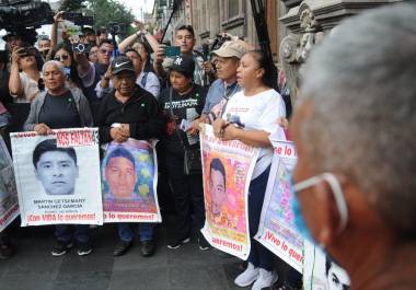 (IMAGEN ILUSTRATIVA) Las madres y padres de los 43 normalistas desaparecidos de Ayotzinapa ingresaron al 27 Batallón de Infantería en Iguala, Guerrero, con el fin de iniciar la búsqueda de sus hijos desaparecidos.
