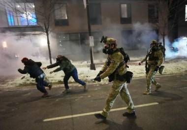 Agentes federales intentan dispersar a manifestantes cerca de un hotel el 25 de enero de 2026 en Minneapolis, Minnesota.