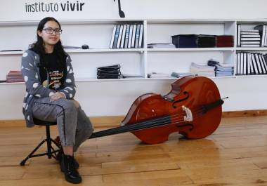 Saltillo, 15 de noviembre. Lilia Cristina Valdés es una niña estudiante del Colegio Vivir, que toca el contrabajo y acaba de asistir a una presentación en Europa