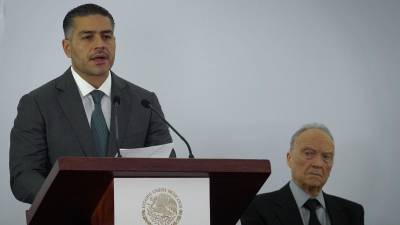 Alejandro Gertz Manero (d) y Omar García Harfuch (i) realizaron una conferencia a medios de comunicación en donde dieron a conocer los pormenores de las 29 extradiciones de narcotraficantes a los Estados Unidos.