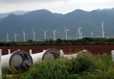 En la convocatoria de contratos mixtos, CFE planteÛ requerimientos por 6 mil 500 megawatts para las siete centrales regionales en que divide al PaÌs, de los cuales 3 mil 550 MW deben ser generaciÛn fotovoltaica, 2 mil 850 MW eólica y 100 MW termosolar.