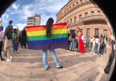 Este año, la marcha se llevará a cabo bajo el lema “Creciendo libres, amando con orgullo”, en continuidad con las ediciones anteriores.