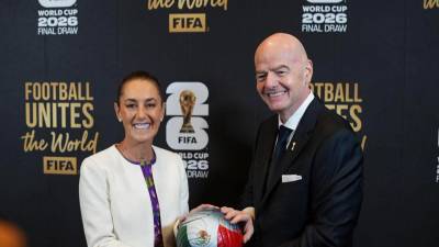 Claudia Sheinbaum Pardo, presidenta de México, posa con Gianni Infantino, presidente de la FIFA, durante el día de sorteo en qué se definirán los grupos de la contienda mundialista 2026.