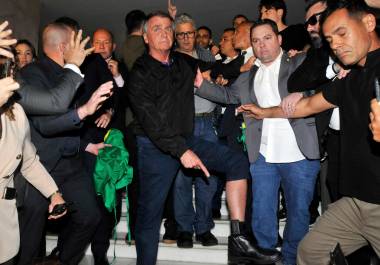 El expresidente brasileño Jair Bolsonaro señala su monitor electrónico de tobillo que el Supremo tribunal le ordeno llevar, en el Congreso de Brasil en Brasilia, Brasil, el 21 de julio de 2025.