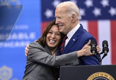 Biden terminó apoyando a Harris, de 59 años, cuando reveló que se haría a un lado el domingo, semanas después de que su debate contra Trump, que fue un desastre, arruinara su campaña.