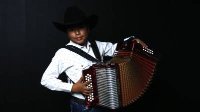 10 de diciembre del 2025 Para la sección VMas, nota del reportero @mmarines. Título: Edgar toco BPulido. Saltillo, Coahuila 10 diciembre. Fotos del niño Edgar que tocó el tema “Voy Desvelado”, en el concierto de Bobby Pulido, realizado en el Estadio Francisco I. Madero en Saltillo, Coahuila. Edgar tocó el tema “Voy Desvelado”, junto a Bobby Pulido.