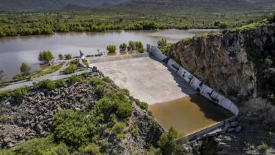 La presa, ubicada en el kilómetro 35 de la antigua carretera a Monclova, tiene una capacidad de 46.4 millones de metros cúbicos de agua y se utiliza para almacenamiento, distribución de agua y prevención de inundaciones.