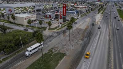 El bulevar Fundadores en Saltillo presentó severas inundaciones tras las lluvias del domingo, dejando vehículos varados en sus laterales a la altura de Mi Plaza Mirasierra.