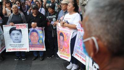 (IMAGEN ILUSTRATIVA) Las madres y padres de los 43 normalistas desaparecidos de Ayotzinapa ingresaron al 27 Batallón de Infantería en Iguala, Guerrero, con el fin de iniciar la búsqueda de sus hijos desaparecidos.