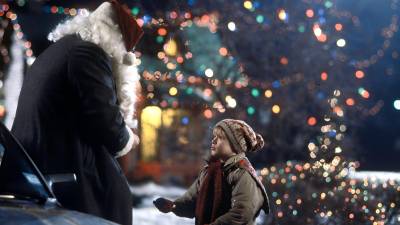 En esta emotiva escena de ‘Solo en casa’ (1990), Kevin McCallister (Macaulay Culkin) le confiesa a Santa Claus que su único deseo para la Navidad no es recibir regalos, sino recuperar a su familia. A pesar de estar rodeado de luces y decoración navideña, y de enfrentarse a situaciones cómicas y caóticas, lo que más anhela Kevin es poder reunirse con los suyos. © 1990 20th Century Fox.