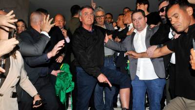 El expresidente brasileño Jair Bolsonaro señala su monitor electrónico de tobillo que el Supremo tribunal le ordeno llevar, en el Congreso de Brasil en Brasilia, Brasil, el 21 de julio de 2025.