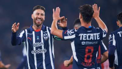 Sergio Ramos disputó su primer partido con Rayados y estuvo cerca de anotar con un sólido remate de cabeza.