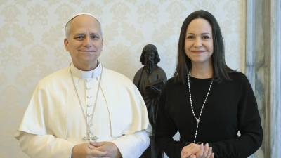 El papa León XIV recibe a la líder opositora venezolana y nobel de la paz María Corina Machado, este lunes en el Vaticano.