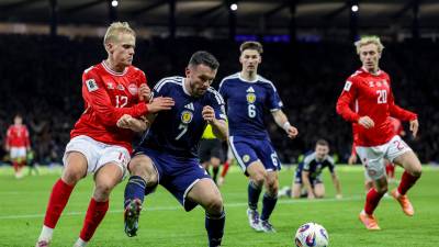 Glasgow (United Kingdom), 18/11/2025.- John McGinn of Scotland (2-L) in action against Victor Froholdt of Denmark (L) during the FIFA World Cup 26 UEFA qualifier between Scotland and Denmark in Glasgow, Scotland, Britain, 18 November 2025. (Mundial de Fútbol, Dinamarca, Reino Unido) EFE/EPA/ROBERT PERRY