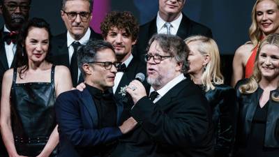 Gael Garcia Bernal (C-I) y Guillermo del Toro (C-D) cantan durante la celebración del 75 aniversario del Festival de Cine de Cannes.