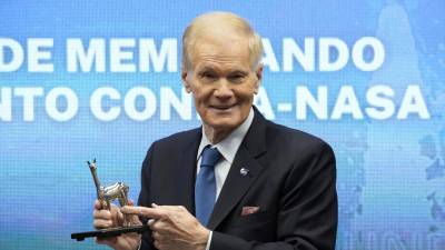 El administrador de la Agencia Espacial Estadounidense (NASA), Bill Nelson firmó un acuerdo de colaboración no vinculante con la agencia espacial de Perú (Conida) para ofrecer capacitación, asistencia técnica y estudiar la posibilidad de lanzar cohetes sonda desde el norte de Perú. FOTO: EFE.