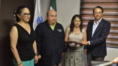 Acompañado por algunos miembros de su plantilla, Alfredo López Villarreal (der.) se registró oficialmente para dirigir la Coparmex Sureste.