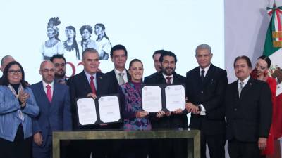 Claudia Sheinbaum, acompañada de empresarios, firmo la iniciativa de proyecto de Reforma de Ley para reducir la jornada laboral a 40 horas durante la Conferencia del pueblo realizada en Palacio Nacional.