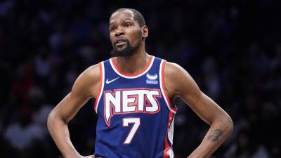 Reacción de Durant, alero de los Nets de Brooklyn reacciona a una decisión de réferi durante el encuentro ante Miami.