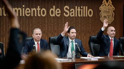 El alcalde Javier Díaz González, acompañado por miembros del Cabildo de Saltillo, durante la primera sesión ordinaria de la administración 2025-2027